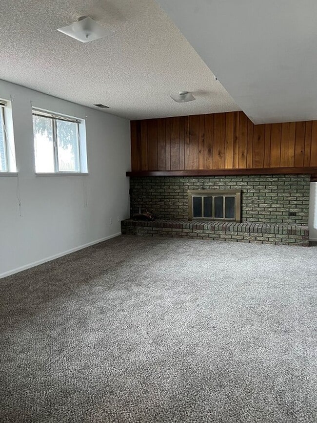 Building Photo - Vaulted Ceilings, Mountain Views & 3-Car Garage – Prime Fort Collins Rental