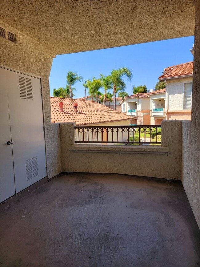 Building Photo - New Vinyl Flooring and Fresh Paint! 2 Bedr...