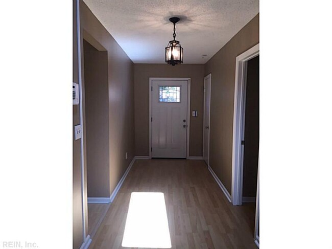 Building Photo - 3 bed, 2 bath home in Kempsville with upgr...