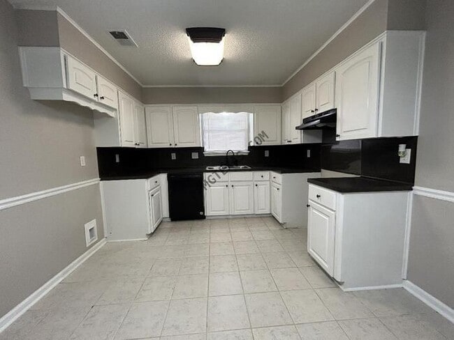 Building Photo - 9 Collins Ct