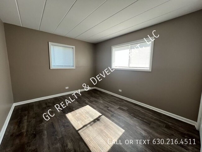 Building Photo - ***FULLY UPDATED / WEST CHICAGO - 1 BDRM /...