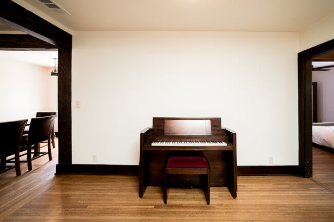 Building Photo - 5316 La Cresta Ct