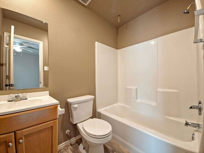 Building Photo - Cozy 3/2/1 in Northeast Lubbock