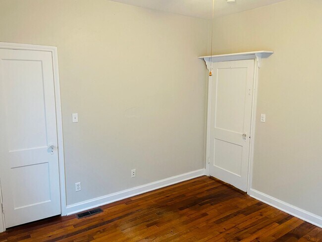 Building Photo - Quiet and provate location near TMH