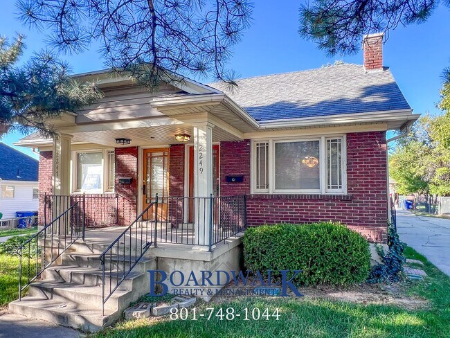 Primary Photo - 2247 E Lambourne Ave