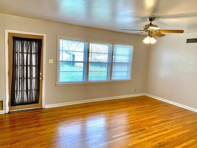 Building Photo - 3 bedroom 2 bath 1 car garage