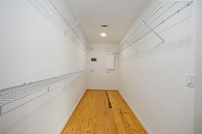 Building Photo - 2605 Calumet St
