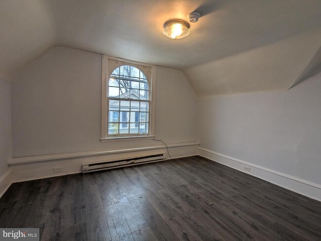 Building Photo - 384 E Chestnut St
