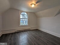 Building Photo - 384 E Chestnut St