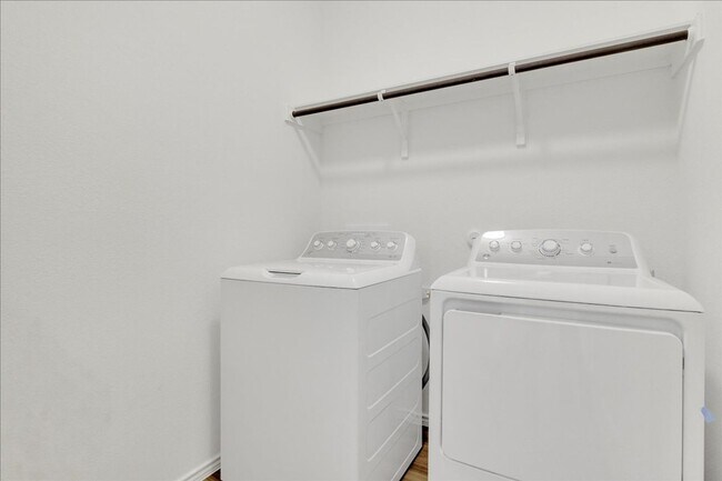 Building Photo - 816 Mallow Rd