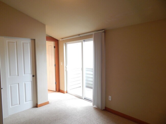 Building Photo - Spacious 3 Bed / 3 Bath Home with 1-Car Garage