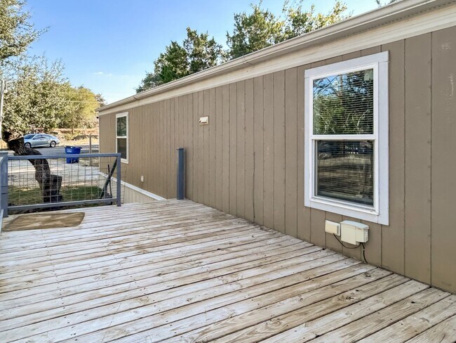 Building Photo - Move-In Ready Home Near Canyon Lake – Fresh Interior, Deck & Detached Garage