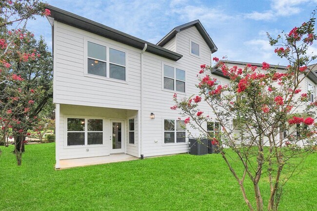 Building Photo - 3814 Lakewood Dr