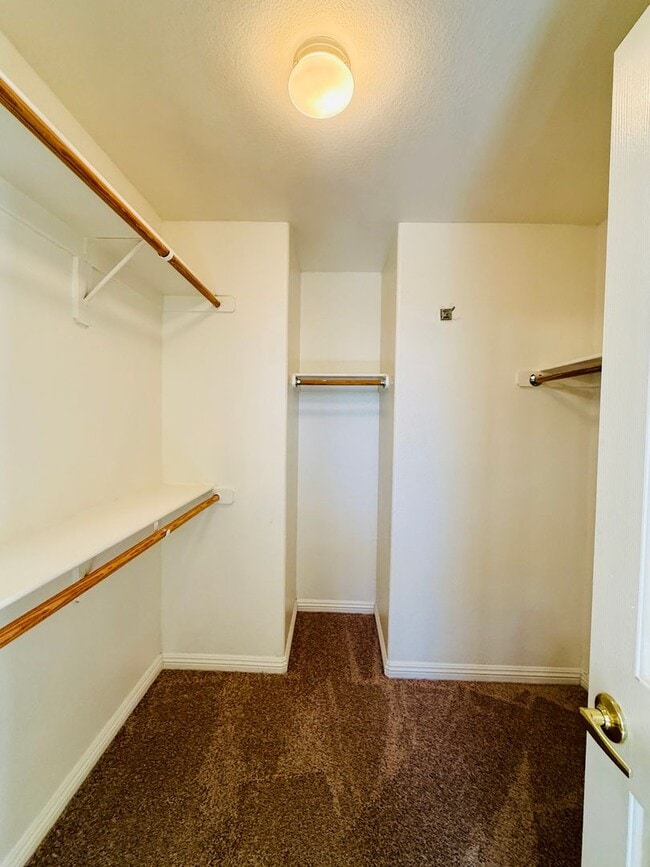 Building Photo - Great Spacious 3 bedroom Townhome Available!