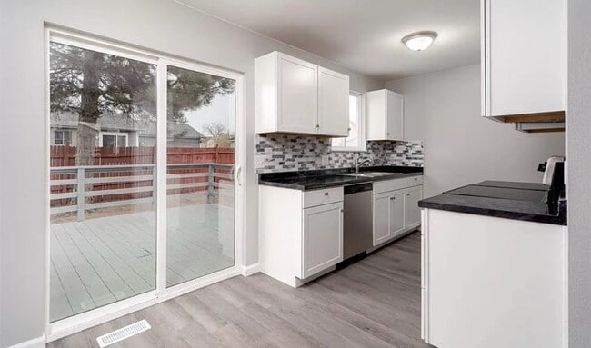 Building Photo - Beautifully Remodeled 2 Bed 1 Bathroom Home!