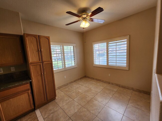 Building Photo - 1050 E Cactus Ave
