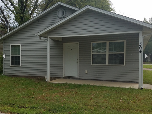 Primary Photo - 304 S. Elm Duplex