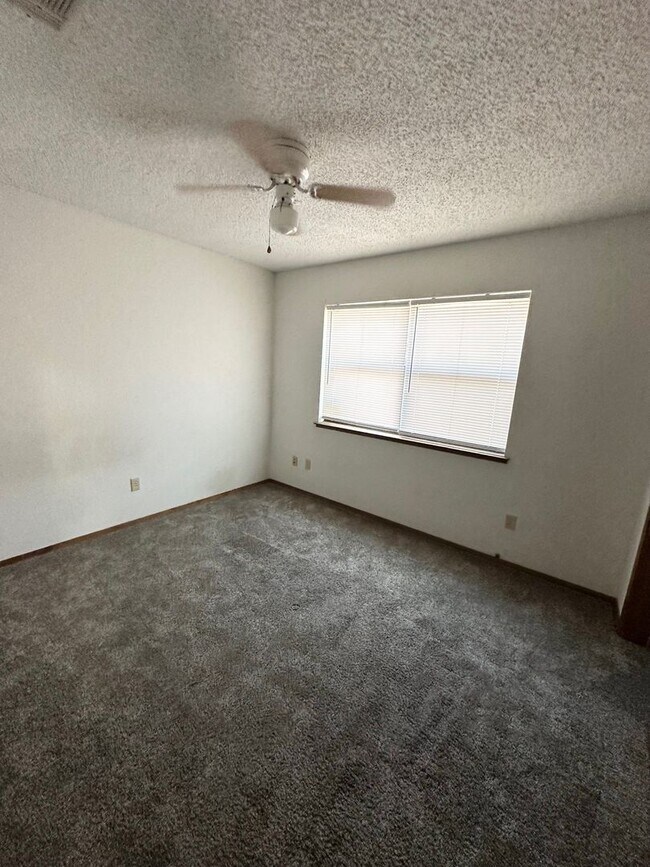 Building Photo - 3 Bed 2 Bath Ready to Rent ASAP!