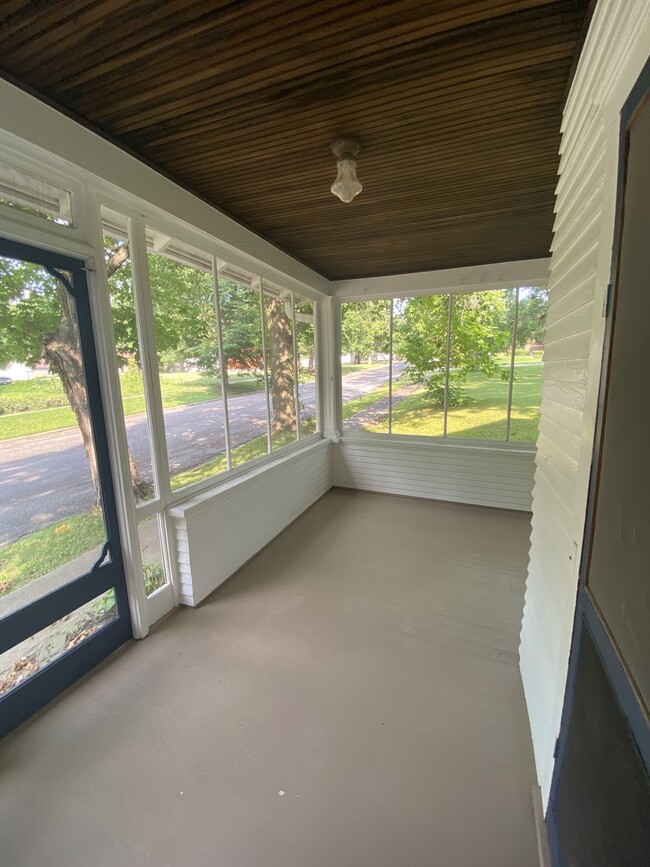 Screened in porch - 710 Clark st