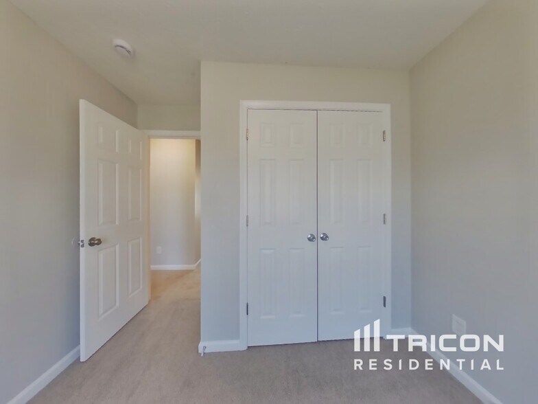 Building Photo - 2300 Marlin Dr