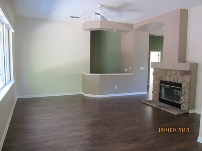 Building Photo - 858 Laurel Dr