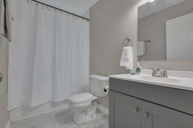 Building Photo - Modern 2BR Townhouse Walk to Downtown All Utilities Included