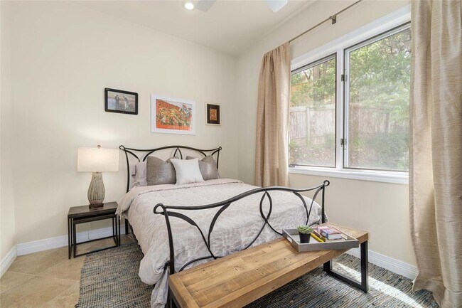 Building Photo - 2102 Paisano Rd