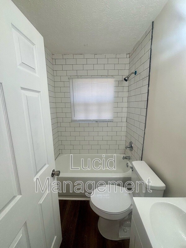 Building Photo - 1305 Larchmont Ave