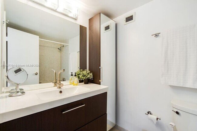 Building Photo - 2655 Collins Ave