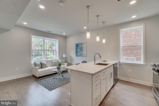 Building Photo - "Charming 1-Bedroom and 1 Large Den in DC ...