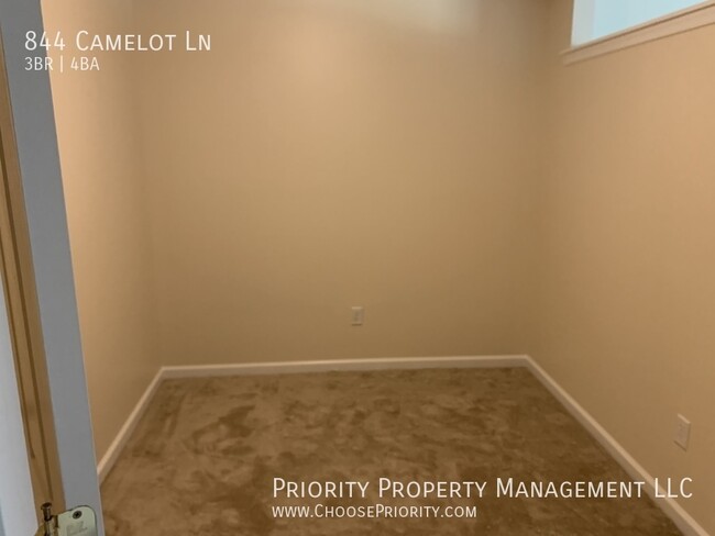 Building Photo - 844 Camelot Ln
