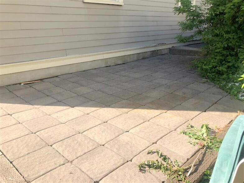 Building Photo - 75 Kinnaird St