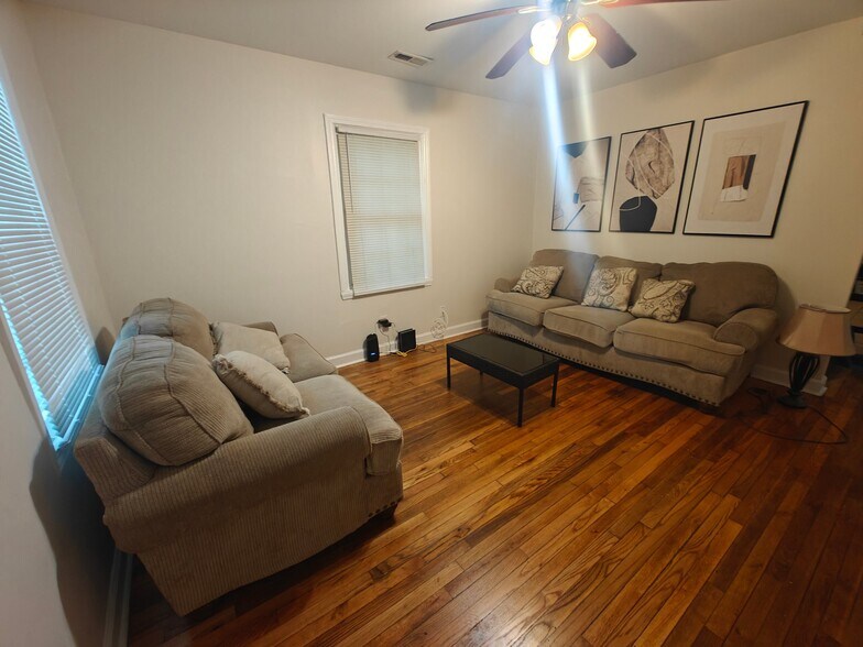 Building Photo - 2217 Custer St