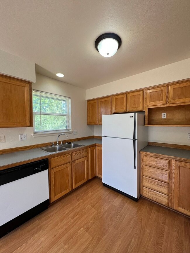 Building Photo - Broadway Triplex