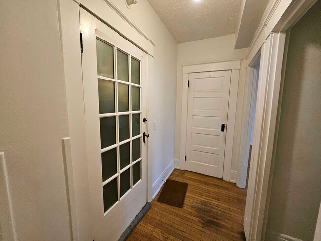 Building Photo - $500 Move-In Credit! Bright Studio Apartment with Hardwood Floors & Natural Light!