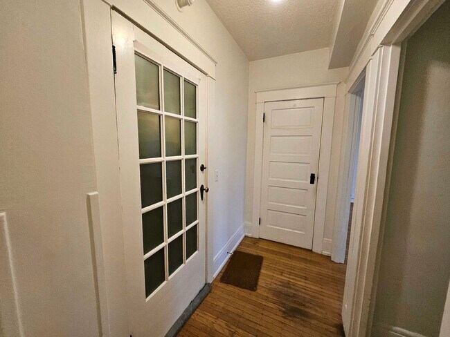 Building Photo - Beautiful Studio Apartment with Hardwood Flooring and Natural Light!
