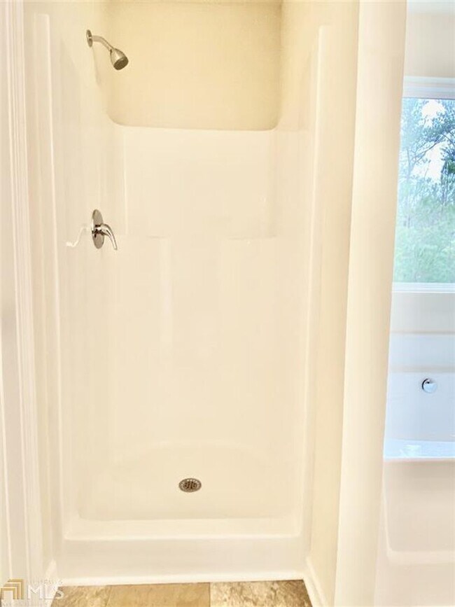 Building Photo - Wow! Like new, 3 bed, 2.5 baths, tile floo...