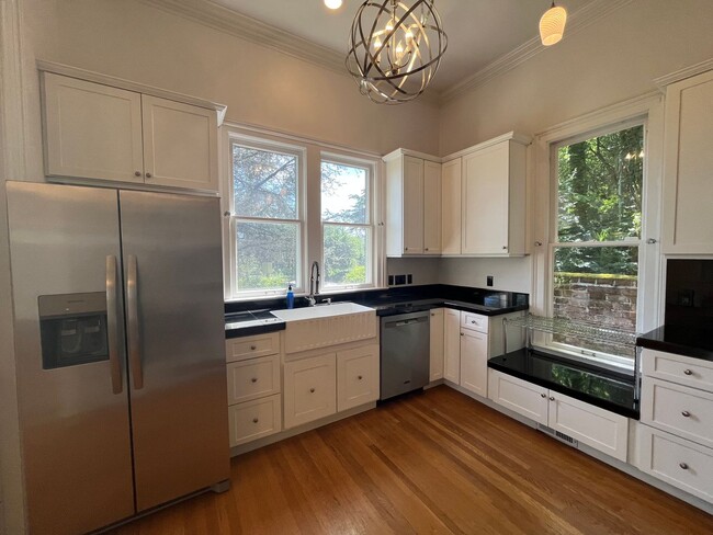 Building Photo - Charming 3 Bed 3.5 Bath home in Southwest ...