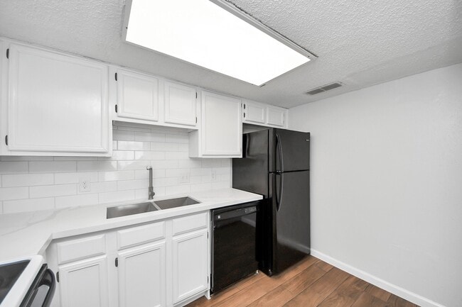 Building Photo - 3750 Tanglewilde St