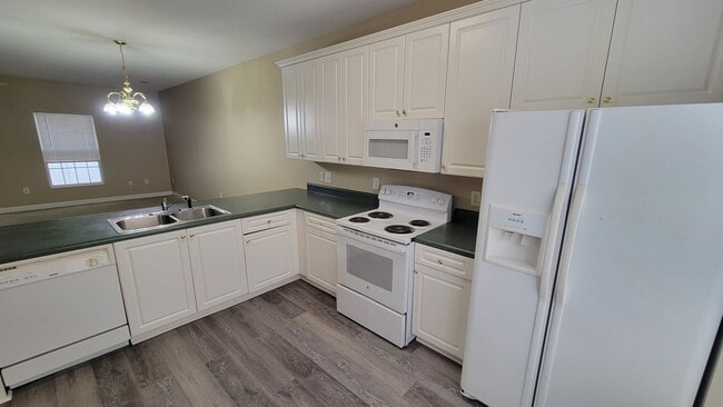 Building Photo - AVAILABLE NOW, $900 OFF FIRST FULL MONTH O...