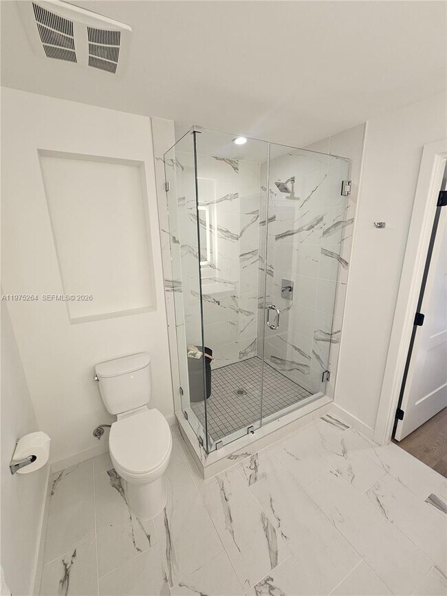 Building Photo - 1650 NE 124th St