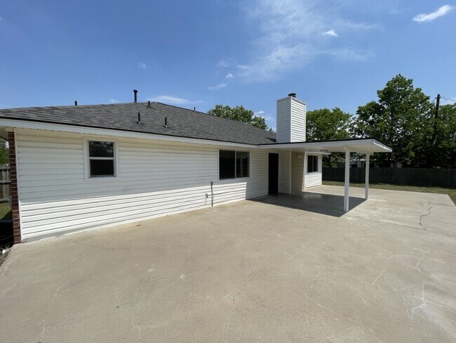 Building Photo - 1505 St Croix Ln