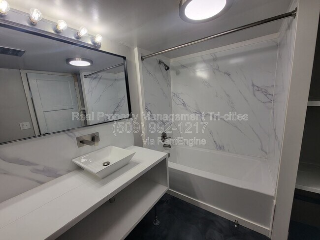 Building Photo - 400/402 Barth Ave