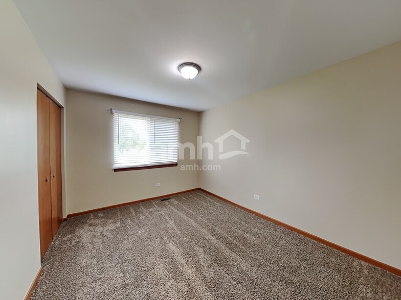Building Photo - 26251 W Bayberry Ct