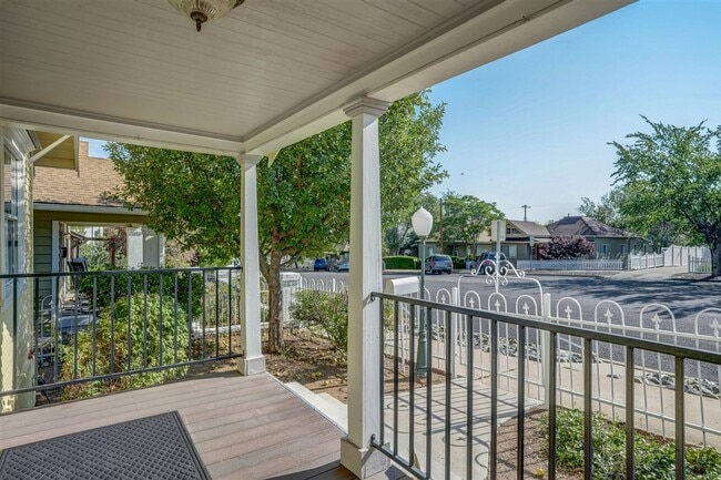 Building Photo - Home and Office potential!