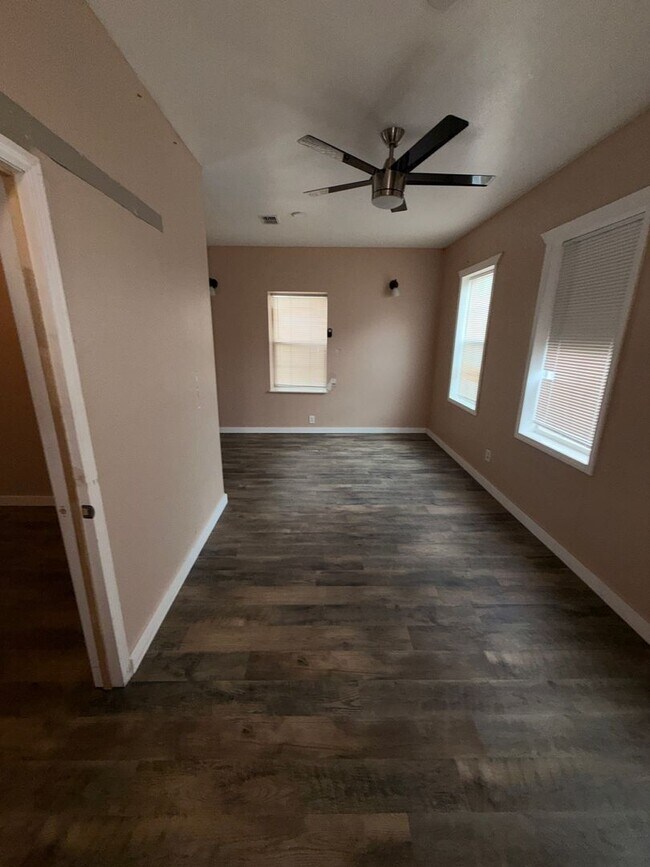 Building Photo - Charming 3-bedroom, 1-bath home is conveniently located with quick access to grocery stores, rest...