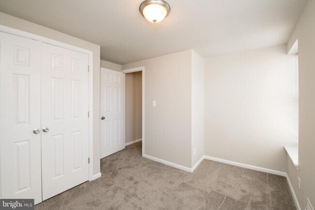 Building Photo - 3 Bed 1 Bath Renovated Townhouse