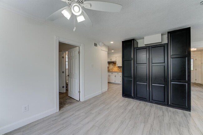 Building Photo - 560 Landfall Ln