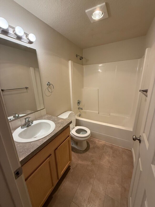 Building Photo - 3 Bedroom/2.5 Bath Home in the Carter Park...