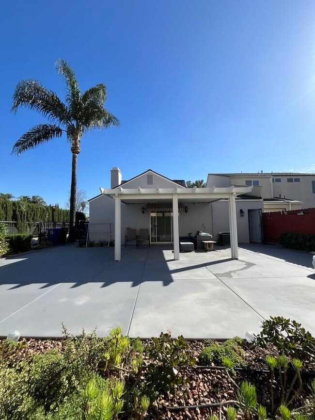 Building Photo - Charming 2BD Home w/ High Ceilings & Spacious Backyard – 4/3